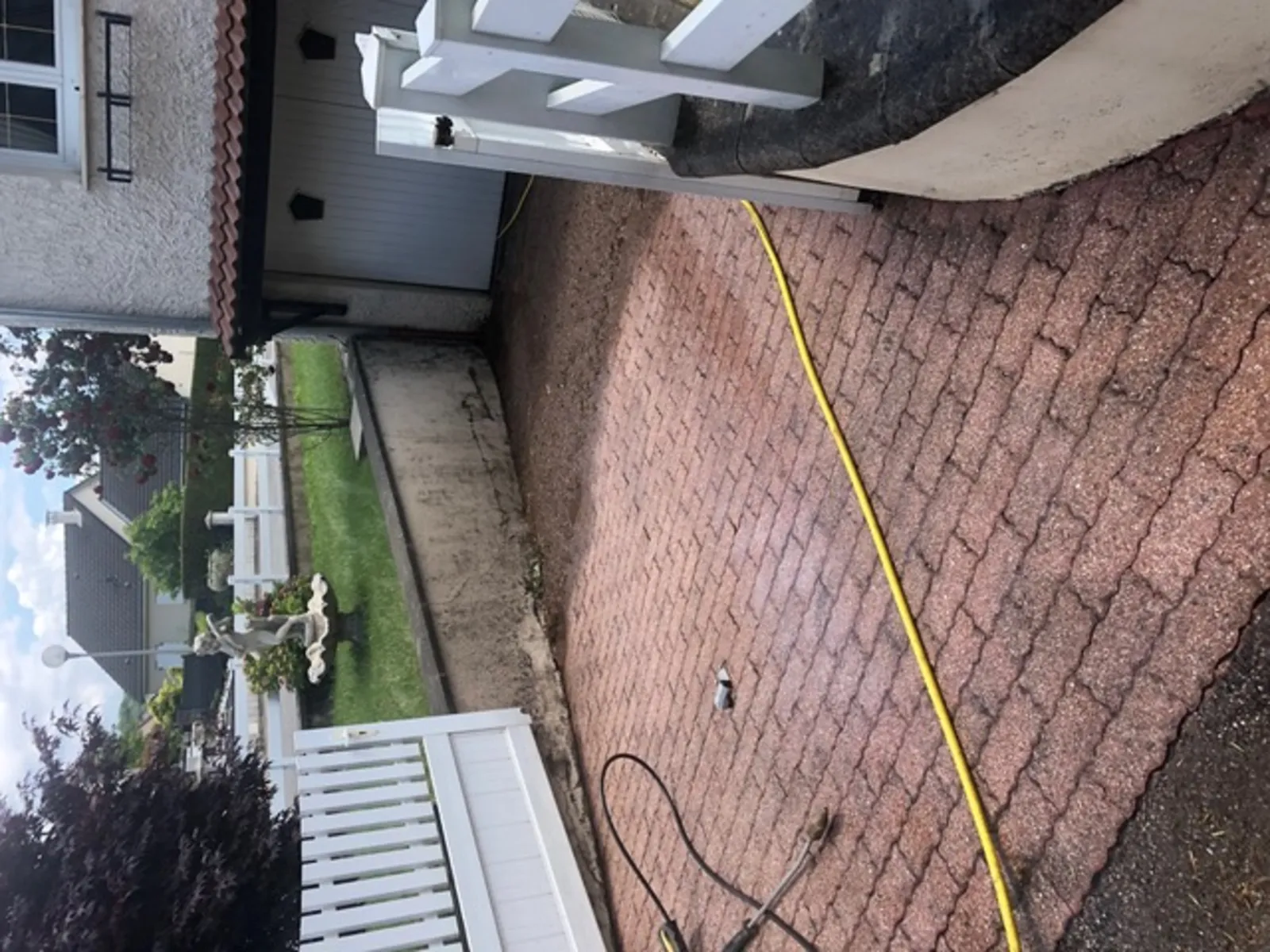 Remise en état d'allée par nettoyage haute pression : suppression des dépôts, lichens et résidus incrustés pour un rendu propre, sécurisé et durable.