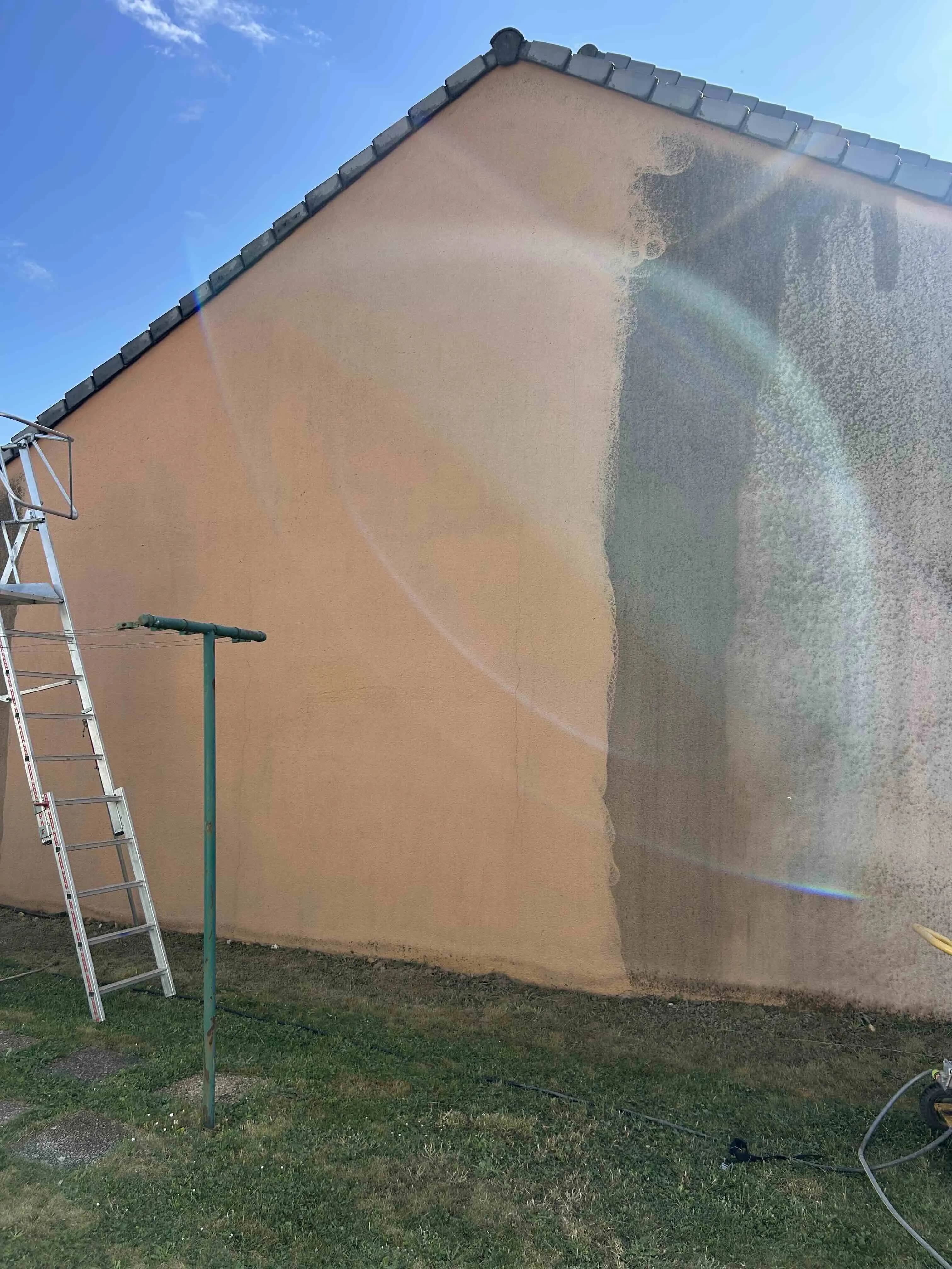 Nettoyage haute pression de terrasses, allées, façades, toitures et mobilier extérieur.